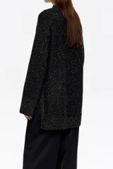 Sweater de punto negro con efecto tweed o neps en color dorado/amarillo claro, cuello alto tipo caja y mangas largas. Corte recto y holgado.