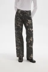 Pantalon de jean de corte ancho y tiro bajo, con estampado abstracto en tonos oscuros.