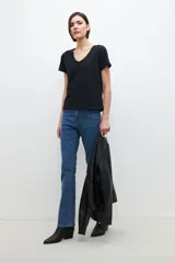 Remera blanca de algodón con escote en V y mangas cortas.