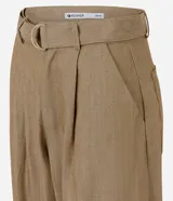 Pantalón carrot de cintura alta y corte holgado en caderas con diseño entallado en los tobillos. Confeccionado en mezcla de algodón, viscosa y lino, con pinzas delanteras.