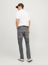 Jean gris de tiro alto y corte relajado, con cierre de botones y acabado stonewash.