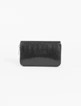 Billetera rectangular con cierre perimetral, confeccionada en cuero vegano con textura de piel de serpiente en color negro.