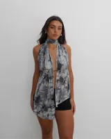 Top con cuello halter y estampado abstracto en tonos grises.