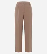 Pantalón de sastrería color negro, de corte recto, con pretina fina, pinzas frontales y bolsillos.