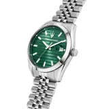 Reloj Maserati Attrazione con caja de acero inoxidable de 43mm y brazalete de acero. Presenta una esfera verde con diseño de líneas horizontales, índices aplicados, manecillas luminiscentes y ventana de fecha con lupa.