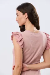 Remera de algodón color beige, de manga corta con volados de broderie, escote redondo y cuerpo liso.