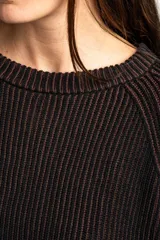 Sweater de punto con textura acanalada vertical, diseño oversize, cuello redondo y mangas largas. Confeccionado en algodón peinado.