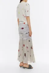 Falda midi gris con estampado floral, corte ajustado, capa superior fruncida en los laterales y capa inferior con vuelo.