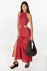 Vestido largo azul marino de lino italiano, con escote halter, aberturas laterales en la cintura y tajo en la falda.