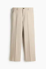 Pantalón de vestir color beige, de corte relajado, con bolsillos laterales y traseros, y raya marcada en las piernas.