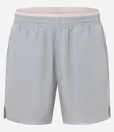 Bermuda deportiva masculina confeccionada en ripstop, color gris claro, con cintura elástica contrastante y lazo interna. Sin estampa, posee bolsillos, encajes laterales y diferencial de bajo reflectiva.