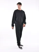 Buzo negro de corte holgado, con cuello redondo y mangas largas.