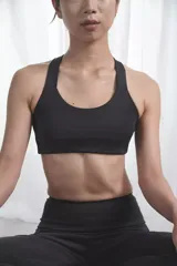 Top deportivo negro con espalda abierta y breteles finos. Cuenta con una banda inferior en la cintura y espacio para agregar tazas.