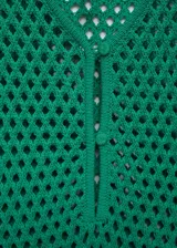 Vestido largo de crochet color verde, con escote en pico, tirantes anchos y cierre frontal con botones.