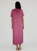 Vestido largo de lino y algodón, color fucsia, con cuello en V, mangas cortas con bordes desflecados y tajos laterales en el ruedo.