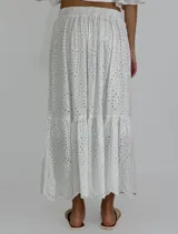 Pollera larga color borgoña con bordado calado, cintura elastizada y volado en el ruedo.