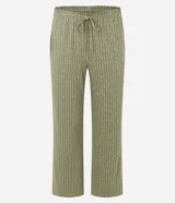Pijama largo de dos piezas color verde oliva con estampado a rayas. Incluye una remera de manga corta con escote en V y fruncido en el centro del busto, y un pantalón de corte recto con cintura elástica y cordón ajustable.