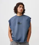 Musculosa boxy azul de algodón liviano, con cuello redondo, recortes raglán, sisas sin dobladillo y estampa frontal con lettering de Bad Manners.