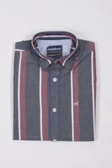 Camisa Mistral de manga larga con corte slim fit, confeccionada en algodón. Presenta un diseño de cuadros en tonos azul, rosa y blanco, con cierre frontal abotonado y logo de la marca bordado en el pecho.