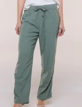 Pantalón de lino de calce holgado y caída ligera, con estampado de rayas verticales en tonos celestes y blancos. Cuenta con cintura elastizada fruncida con cordón ajustable al frente, bolsillos laterales y pierna recta.