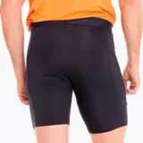Short de compresión deportivo color negro, diseñado para alto rendimiento. Cuenta con paneles de malla para ventilación, cintura elástica y un bolsillo lateral funcional para dispositivos móviles.