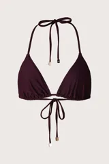 Top de bikini triangular color violeta con tiras finas y detalle de cuentas metálicas en los extremos. Se ata en el cuello y la espalda.