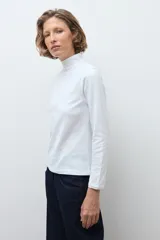Remera de manga larga con detalle de puntilla en los puños, confeccionada en tejido suave y elástico.