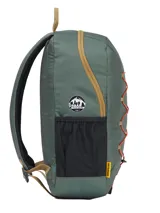 Mochila urbana y de senderismo marca Caterpillar, color verde con detalles en naranja y marrón. Presenta un diseño ligero en tejido ripstop hexagonal, con cordón elástico frontal para almacenamiento, bolsillos laterales de malla, compartimento principal con bolsillo interior y logo reflectante.