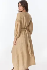 Vestido midi fucsia de lino, con escote en V, mangas largas abullonadas, lazos frontales y tajo lateral.