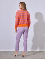 Cardigan de punto con rayas horizontales en tonos azul marino, gris, blanco y rosa. Escote en V y cierre frontal con botones dorados.