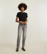 Remera básica de cuello redondo y manga corta con dobladillo, confeccionada en tejido de algodón suave y ligero.