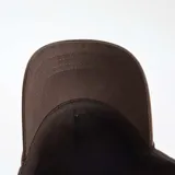 Gorra tipo béisbol de color marrón, con visera curva y bordado frontal con la frase 'Creative Club' en el mismo tono.