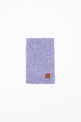 Bufanda tejida color lavanda con etiqueta de cuero sintético marrón.