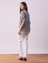 Blusa de gasa estampada marca Ruby Rd, con cuello a la base, abertura central con botones y mangas cortas amplias con volados.