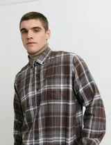 Camisa de franela de manga larga con estampado de cuadros escoceses, cuello button-down y cierre frontal con botones.