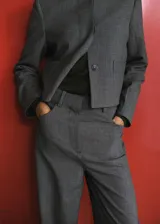 Pantalon de sastreria gris con patron de cuadros muy finos, de corte recto y holgado, tiro medio y bolsillos delanteros diagonales.