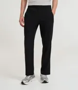 Pantalón deportivo masculino de microfibra color negro, corte recto, con cintura elástica y bolsillos con cremallera. Confeccionado en poliéster y elastano.