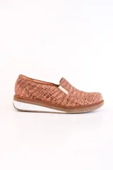 Slip-on deportivos color plateado con textura de cuero de cocodrilo.