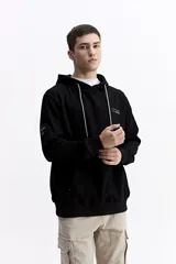 Canguro con capucha y cordones ajustables, de corte holgado y bolsillo frontal tipo canguro. Presenta un pequeño logo estampado en el pecho.