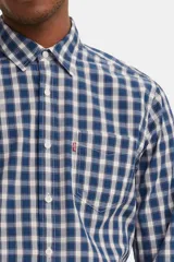 Camisa de manga larga Levi's con patrón a cuadros en tonos azul y blanco, cuello camisero, cierre frontal con botones y un bolsillo en el pecho con etiqueta roja de la marca.