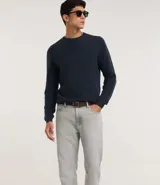 Pantalón de jean recto color gris claro, con cintura media, cierre de botón metálico y cremallera. Incluye bolsillos delanteros, un bolsillo monedero pequeño y bolsillos traseros aplicados.