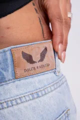 Pantalón de jean celeste claro, de tiro bajo y corte wide leg.