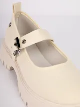 Zapatos tipo guillerminas color crudo, de tela, con correa ajustable y hebilla metálica. Cuentan con plataforma de 4,5cm.