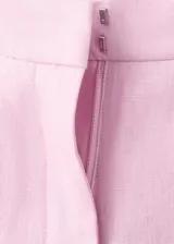 Pantalón de lino color rosado, de diseño recto y tiro medio, con trabillas, bolsillos laterales y cierre oculto.