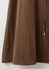 Vestido midi marrón de corte recto, con cuello redondo, mangas tres cuartos y detalle de cinturón fino en la cintura.