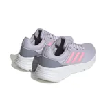Championes Adidas Galaxy 6 color lila con detalles en gris y rosa. Capellada de malla transpirable, mediasuela Cloudfoam y plantilla OrthoLite®.