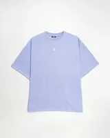 Remerón de corte oversize color lila, con mangas cortas caídas y cuello redondo. Presenta estampados en el frente y en la espalda.