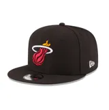 Gorra New Era tipo snapback modelo 9Fifty, color negro, con visera plana y el logo bordado del equipo Miami Heat en el frente.