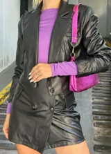 Minifalda negra de cuero sintético con corte cruzado, cierre con botones y bolsillos laterales.