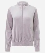 Campera deportiva de plush color negro con cuello alto, cierre frontal por cremallera, bolsillos laterales y detalle de piping blanco contrastante en mangas y bolsillos.